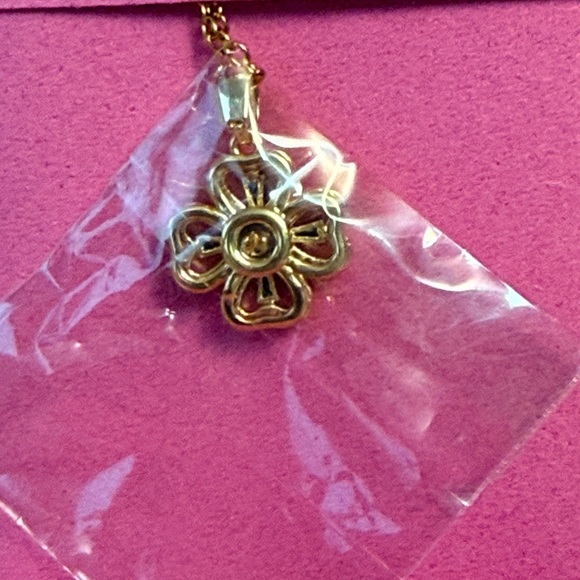 Elegant Gold Necklace with Four Leaf Pendant with Green Stones - Picture 4 of 6